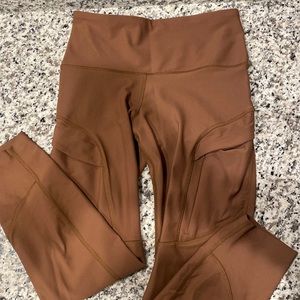 Old Navy. Brand new. Brown high-rise leggings. Size M. Active with zip-pockets